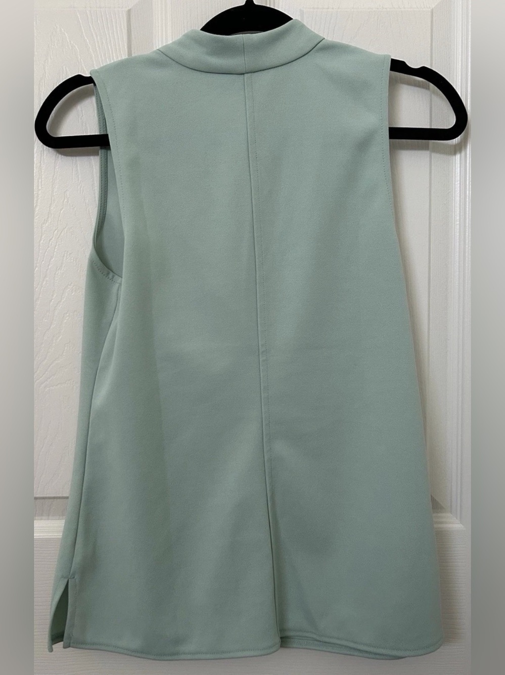 Ann Taylor Mint Green V-Neck Sleeveless Shell - Picture 2 of 4